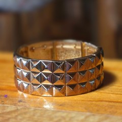 Vtg Gold Tone Geometric Link Stretch Bracelet Pyramid Stud Statement Jewelery