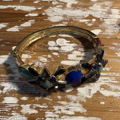 CARA COUTURE JEWELRY MULTI-COLOR STONE GOLDTONE HINGED BANGLE BRACELET ~ M/L