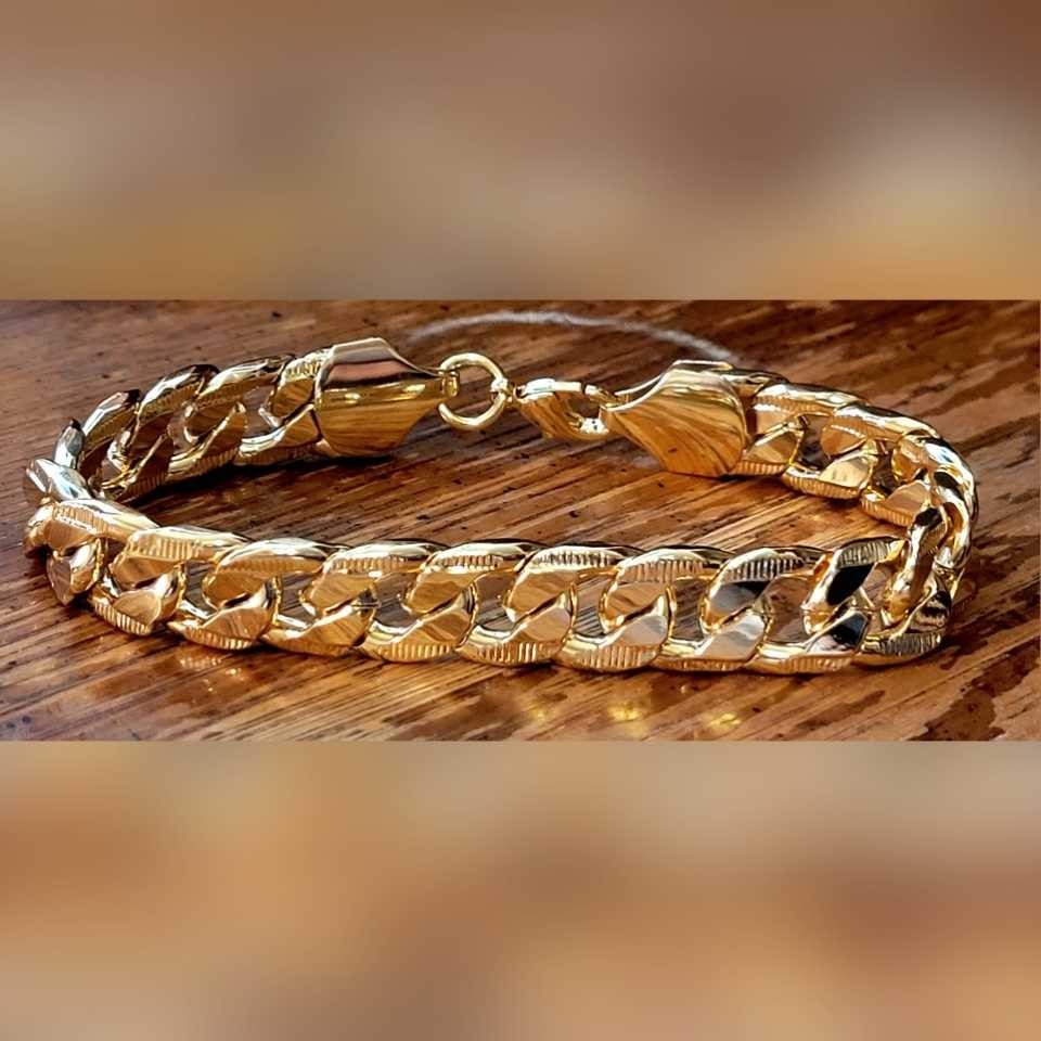 pulsera de la santa muerte con broche elegante en oro laminado 14k para hombre gallery