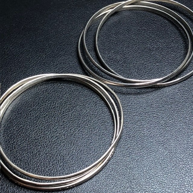 B4407 Lot of 2 GUESS Bangle Bracelet Set Silver Tone Stackable Logo signed 8" gallery