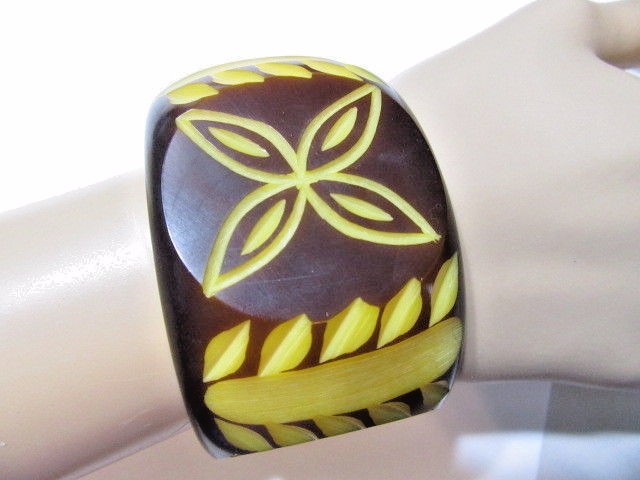 LARGE CONTEMPORARY RESIN BANGLE BRACELET BROWN YELLOW TRIBAL CARVED FLORAL FLAT