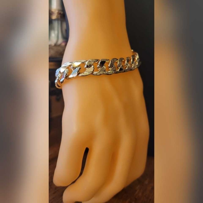 pulsera de la santa muerte con broche elegante en oro laminado 14k para hombre gallery