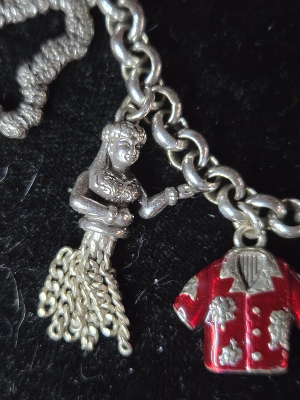 Brighton HAWAII State Charm Bracelet 7 Charms Silvertone Sz 8-9 Inch gallery