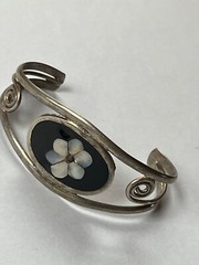 Alpaca Mexico White Mother of Pearl Flower Inlaid Black Enamel Oval Split Silver