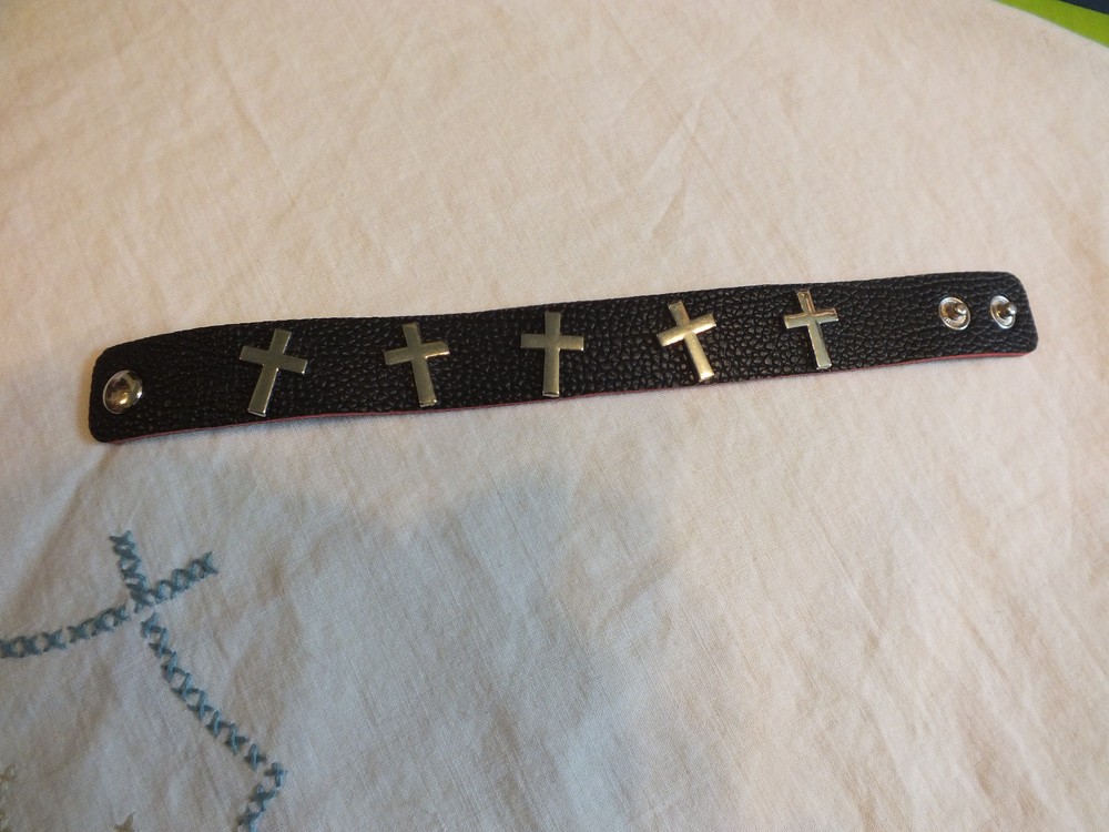 Beautiful Clasp Bracelet Silver Tone Crosses 7/8 Wide 7 1/2 to 8 1/4 Long UNIQUE