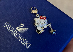 Swarovski Crystal “Hello Kitty” Rocking Guitar Charm #1161307 – 1″ – Mint