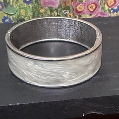 Hinged Bangle Bracelet Women 7in Cream Silver Marbled Enamel Good UNBRANDED