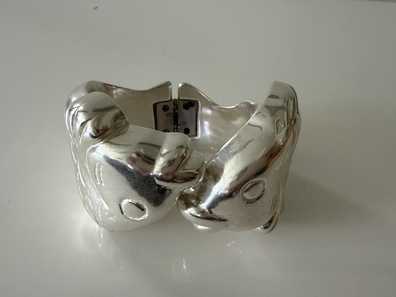 ANGELA CAPUTI Hinged Resin Fish Bracelet Bangle Bracelet - Silver gallery