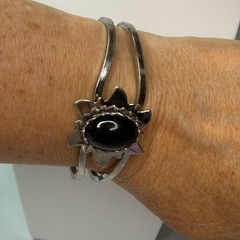 Silver Cuff Starburst Bracelet w/Black Stone Accent and Silvertone Backing VGUC