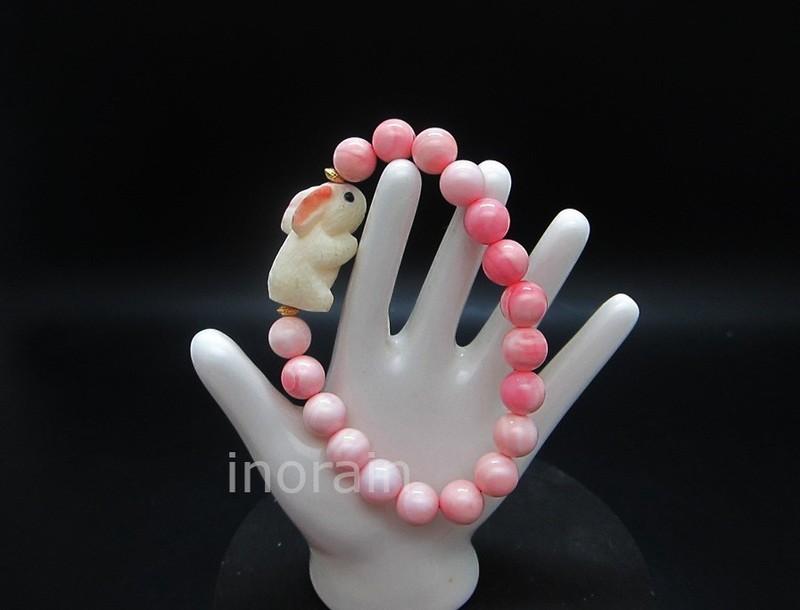 Pink Queen Conch Shell Beaded Bracelet with Rabbit Netsuke 女王贝手串带兔子根付 gallery