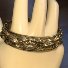 Vintage Whiting & Davis gold tone hinged bangle bracelet /floral & chain motif