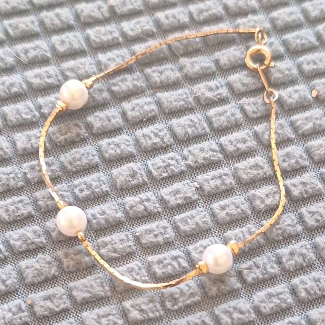 Gold Tone Beaded Bracelet, Spring Ring Closure, Three Round Imitation Pearls gallery