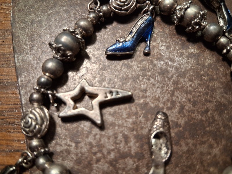 Charm Bracelet Silver Tone High Heel Shoe Stretch Enamel Red Black OSFA Bead gallery