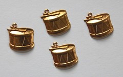 VINTAGE 4 BRASS TINY MUSIC DRUM PERCUSSION CHARMS PENDANTS • 14mm
