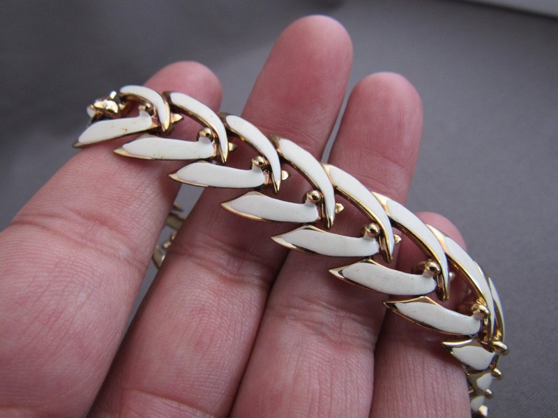 VINTAGE CORO GOLD TONE MANILLA ENAMEL FOXTAIL V CHAIN TENNIS BRACELET gallery