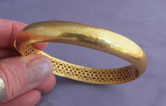 CHUNKY Julie Vos Hammered Gold TONE Statement Hinge OVAL Bangle BRACELET