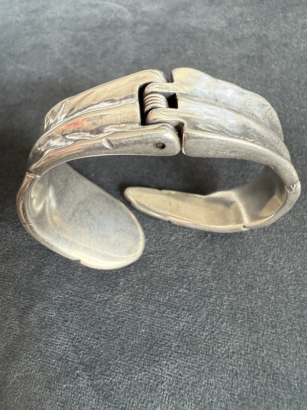 Uno De 50 Crystal feather hinge cuff Bracelet gallery