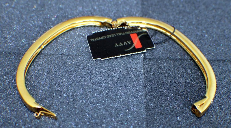 NEW w/TAG SAVVY SWAROVSKI Full Lead CRYSTAL GOLD TONE BRACELET SWAN sz-3 1/4" d gallery