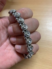 VINTAGE SILVER TONES DISCS WITH CLEAR STONES BRACELET 15 GRAMS 7.5cm LONG (P3)