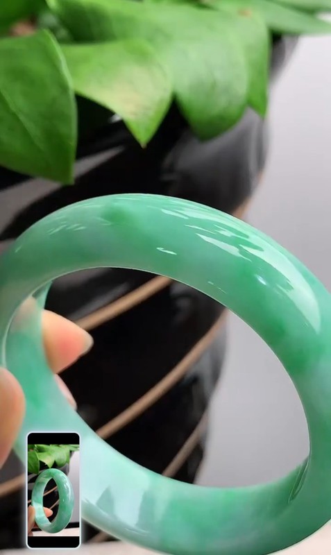 Beautiful 52/53mm Untreated Jadeite Old Pit Ice Full Green Regular Small Bangle gallery