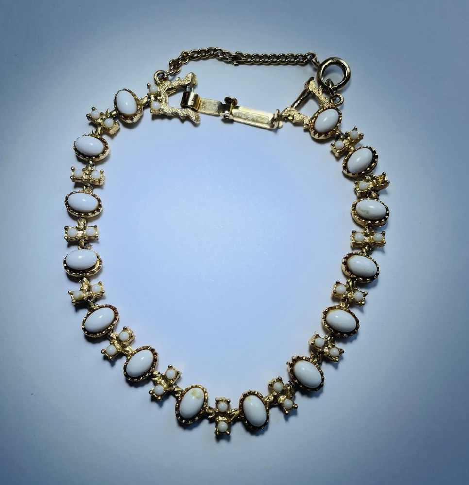 Gold Tone White Oval Cabochon Link Bracelet Prong Set Box Clasp Adjustable
