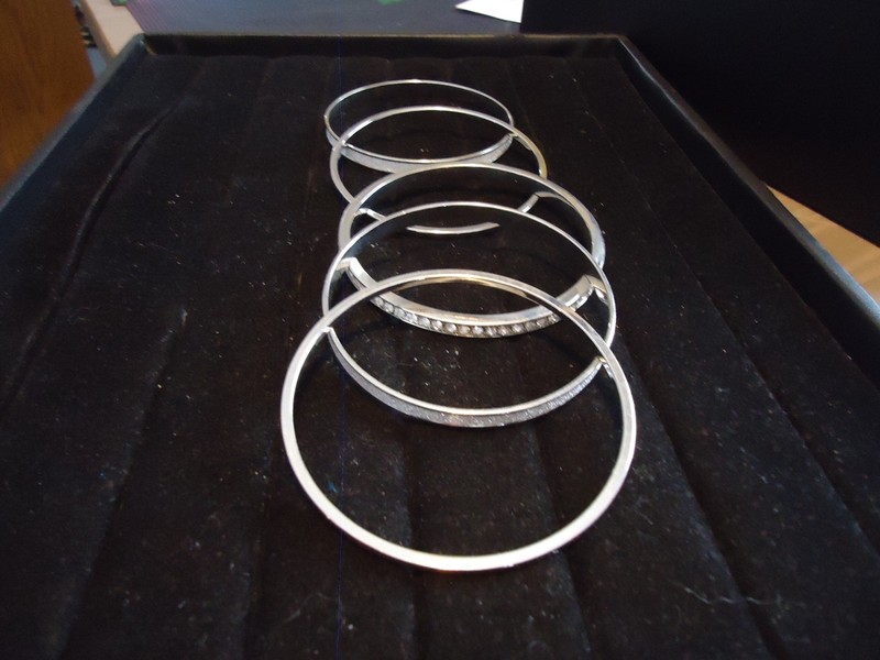 NWOT Set of 5 Shiny Stackable Bangle Bracelets Glitter - Smooth - Clear Rhinesto gallery