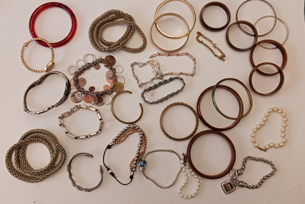 Lot of 30 Bracelets Bangles Costume Jewelry Metal Plastic Bead Wood Faux Pearl
