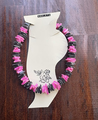 pink & black chip stone beaded anklet . ball/bead chain . barrel clasp . 10 in