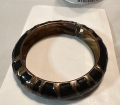 Black Gold Tone Enamel Hinged Bangle Bracelet 7 in No Stone Round