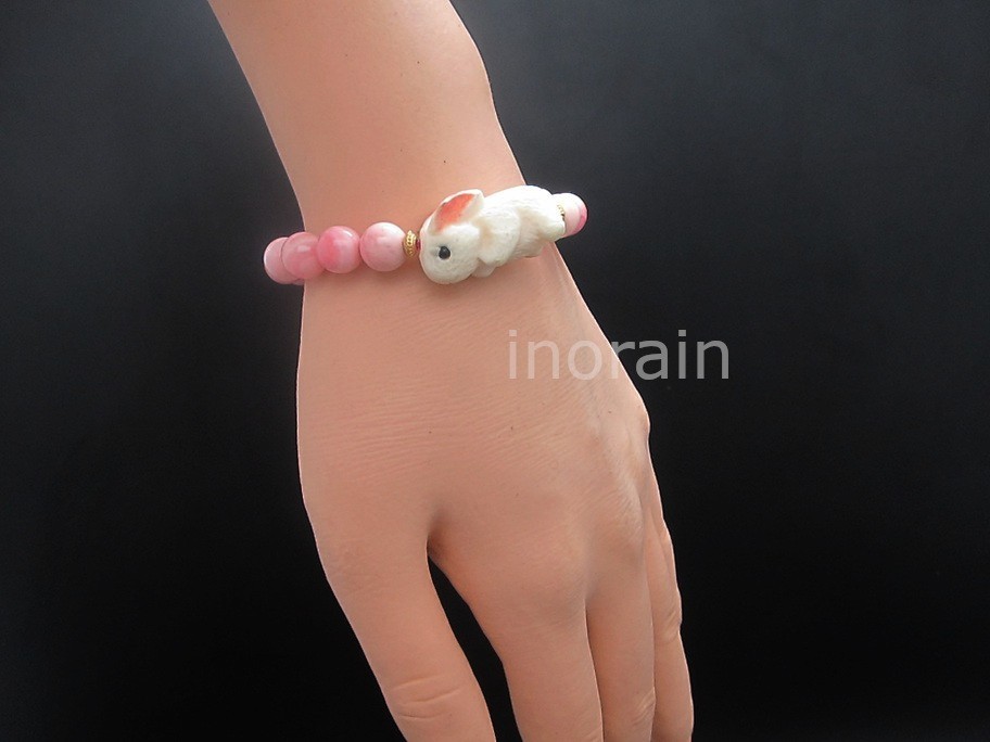 Pink Queen Conch Shell Beaded Bracelet with Rabbit Netsuke 女王贝手串带兔子根付 gallery