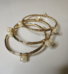 Avon Modern Elegance Set of 3 Hand Wrapped Goldtone Wire Bangles Faux Pearls