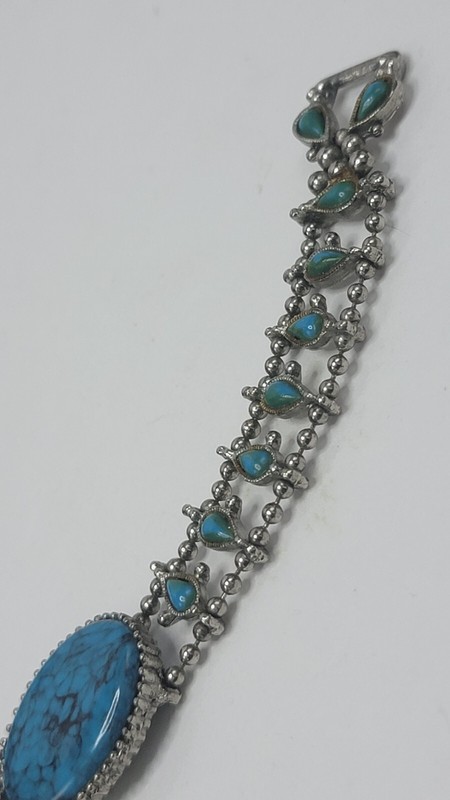 Contemporary Silvertone Link Bracelet Faux Turquoise Colored Oval Cobachon gallery